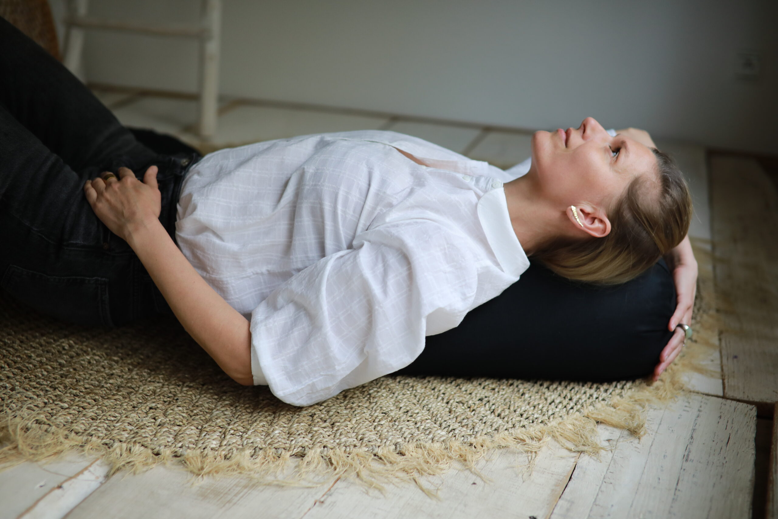 Yoga Bolster mit Zirbenholz – FemMe – Bild 2