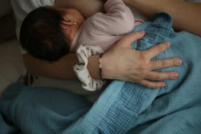 Zirbenbaby Musselin-Bindedecke mit Kanarienvogel – Bild 3