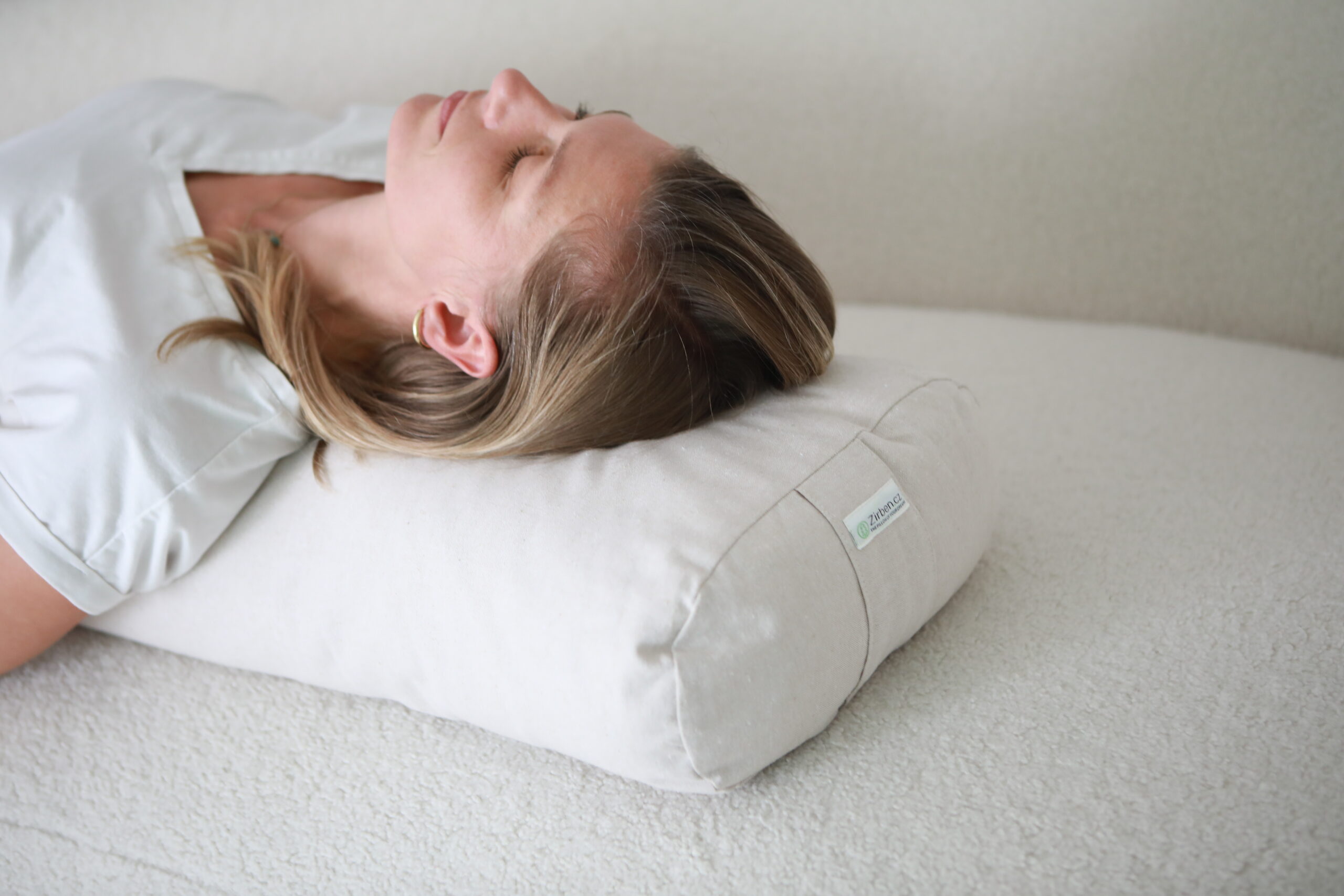 Rechteckiger Yoga Bolster mit Zirbenholz – FemMe | ZIRBENBABY